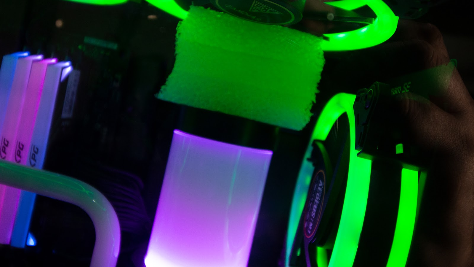 Illustration for article titled Look At This Gosh-Darn Pretty Gaming PC